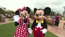 CNNE 733532 - mickey y minnie mouse cumplen anos