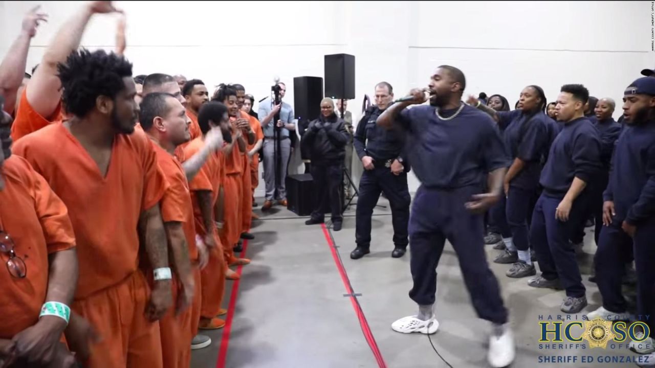 CNNE 733536 - kanye west sorprende a los reos de dos carceles de texas