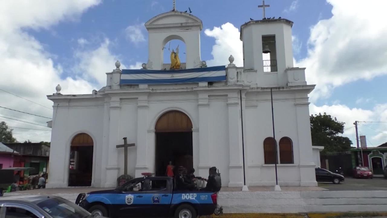 CNNE 733711 - mas de 100 policias rodean iglesia en masaya, nicaragua