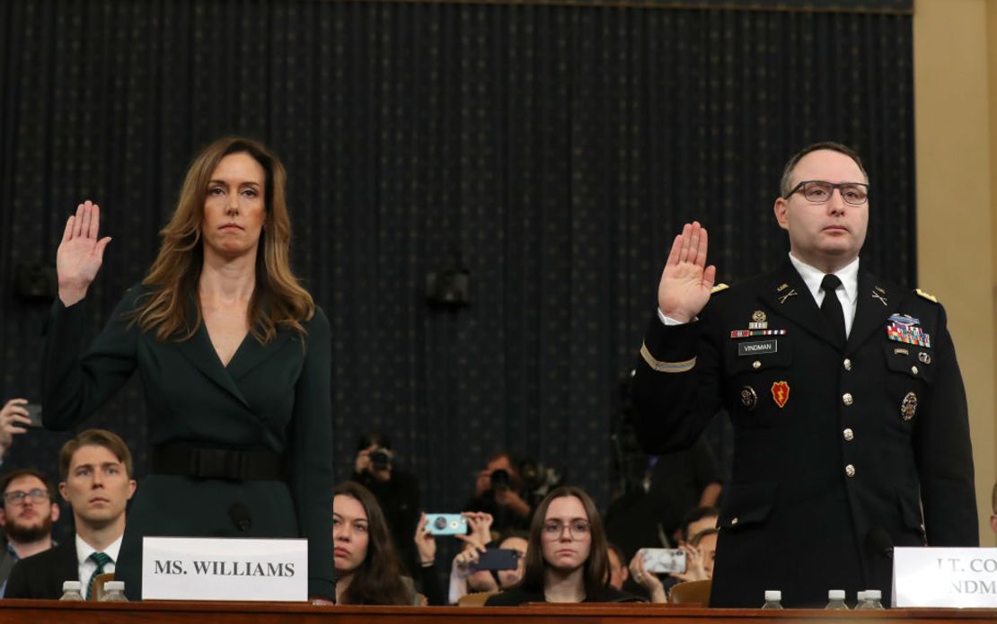 Jennifer Williams, asesora del vicepresidente Mike Pence, y Alexander Vindman, asesor sobre Ucrania del Consejo de Seguridad Nacional, juran antes de testificar ante la Cámara de Representantes de Estados Unidos.