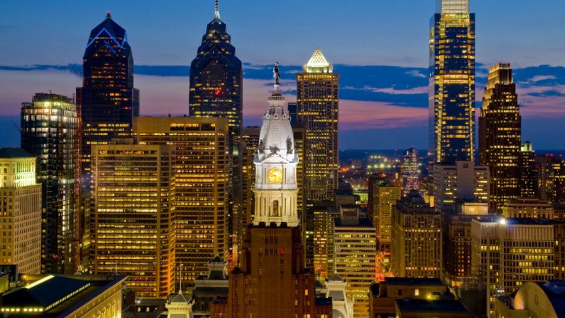 CIUDAD -- Filadelfia, Estados Unidos: Los edificios modernos y la impresionante torre del reloj dominan el paisaje urbano de la ciudad.