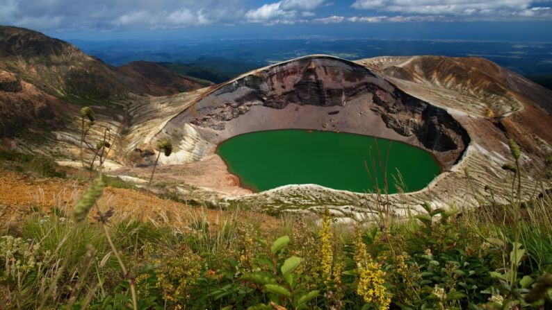 AVENTURA -- Tohuku, Japón: El cráter del lago Okama, en el Monte Zao, recibe su nombre por "kama", la palabra japonesa por una olla de hierro con la que comparte forma.