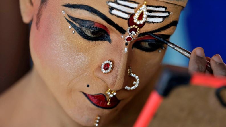 CIUDAD -- Fort Kochi, India: Un hombre se prepara antes de presentarse en el Carnaval Cochin, que se realiza todos los años para darle la bienvenida a la estrella del Año Nuevo.