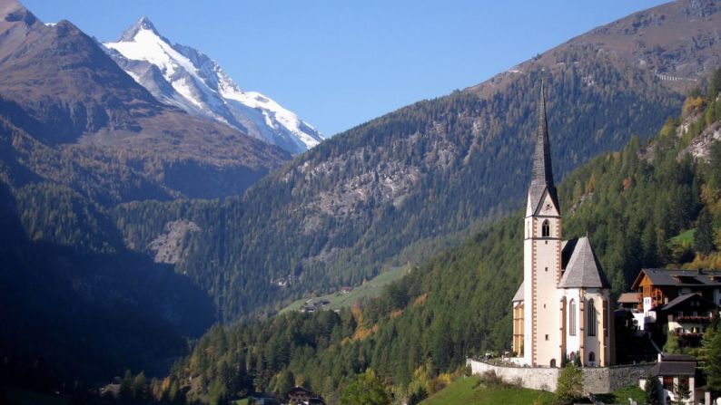 AVENTURA -- Ruta Alpina Grossglockner, Austria: La iglesia gótica St. Vincent Pilgrimage es una vista de postal.