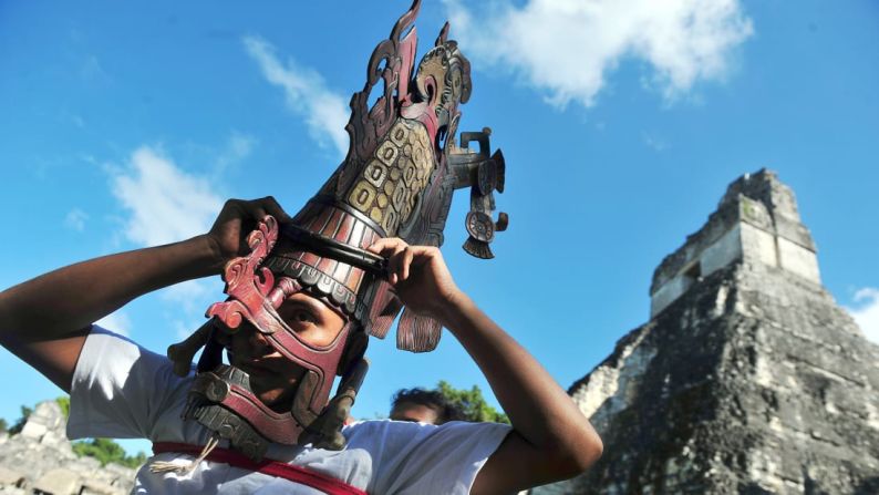 CULTURA -- Maya, Guatemala: Un miembro de un grupo de folklore usa una máscara maya frente al templo del Gran Jaguar en el lugar arqueológico de Tikal.