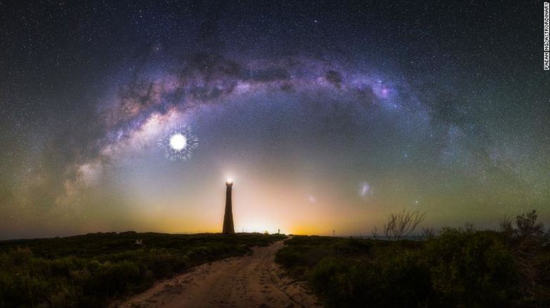 Este mosaico de 28 imágenes muestra la Vía Láctea arqueándose sobre el Faro de Guilderton en Australia Occidental.