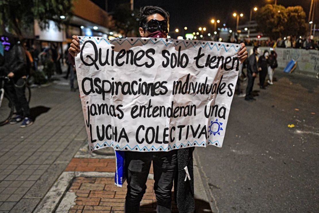 Un estudiante universitario marcha en "La noche de las Máscaras" para protestar contra la corrupción en las univerisidades y el Escuadrón Móvil Antidisturbios, ESMAD, el 31 de octubre de 2019.