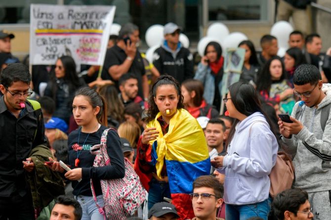 Manifestantes se unen a las protestas en Bogotá, la capital colombiana.