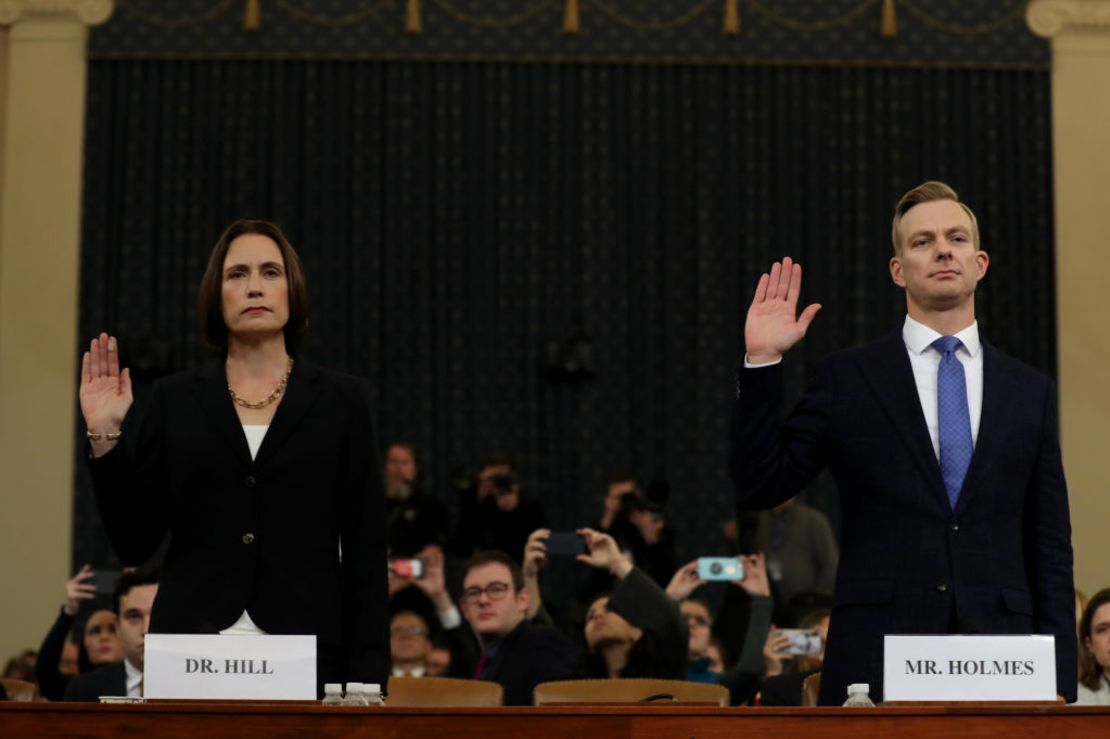 Fiona Hill y David Holmes testifican ante la Comisión de Inteligencia de la Cámara en la investigación de juicio político contra Donald Trump el 21 de noviembre de 2019.