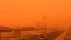 CNNE 734945 - australia- tormenta de polvo tine el cielo de mildura