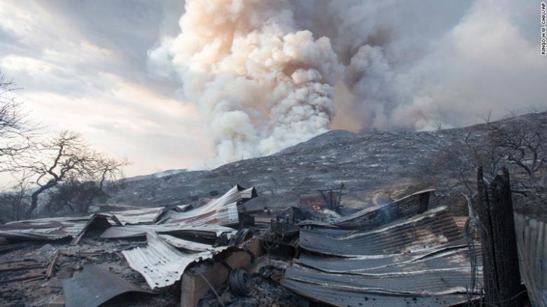 Estructuras quemadas en el incendio de El Dorado.