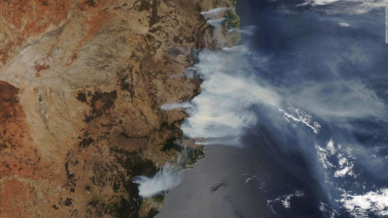 CNNE 735020 - australia- imagenes satelitales muestran la fuerza de los incendios