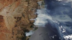 CNNE 735020 - australia- imagenes satelitales muestran la fuerza de los incendios