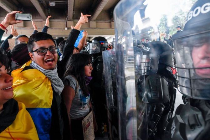 Manifestantes confrontaron a policías desplegados en las calles.