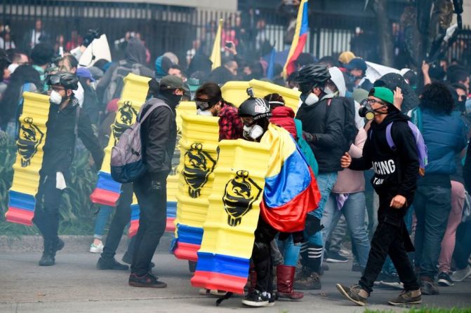 Algunos manifestantes se enfrentaron a policías en Bogotá.