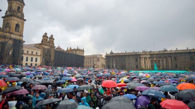 La lluvia en Bogotá no logró que se dispersaran los manifestantes.