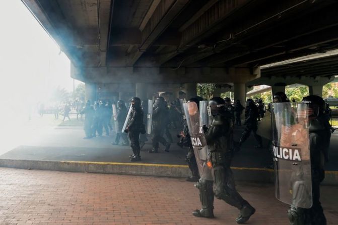 Los antimotines rociaron gas para dispersar a algunos manifestantes en Bogotá.