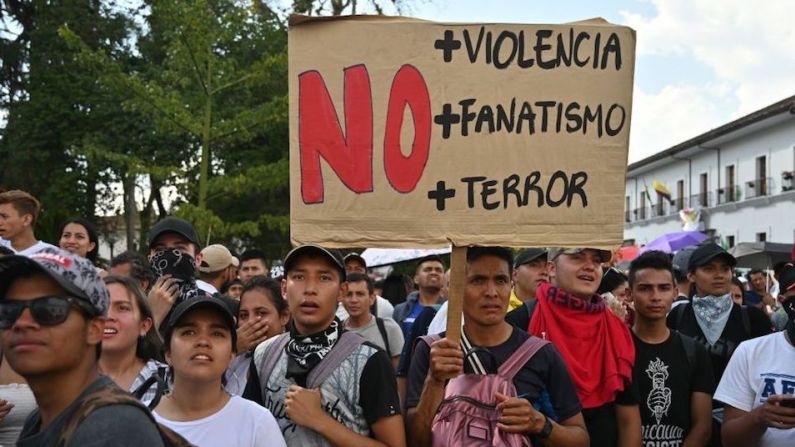 Con pancartas con diversos mensajes, los manifestantes protestaron en Bogotá.