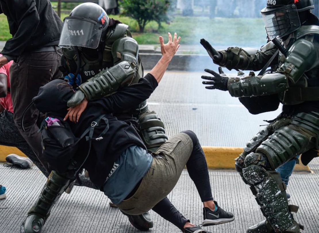 Enfrentamientos entre manifestantes y policías durante la jornada de protestas en Bogotá.