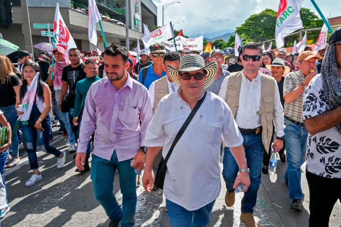 Rodrigo Londoño marchó en Medellín. (Photo by JOAQUIN SARMIENTO / AFP)