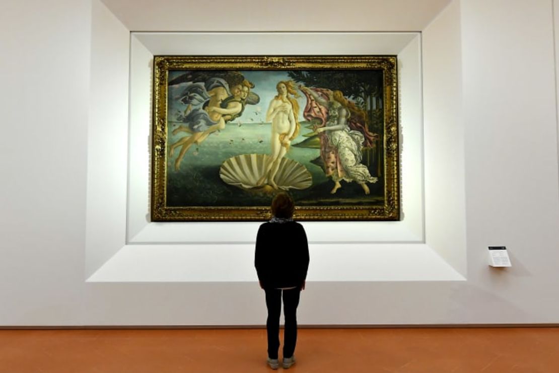 Un periodista examina "El nacimiento de Venus" del pintor italiano Sandro Botticelli durante una vista previa de la prensa en la Galería Uffizi en Florencia, Italia, en octubre de 2016.