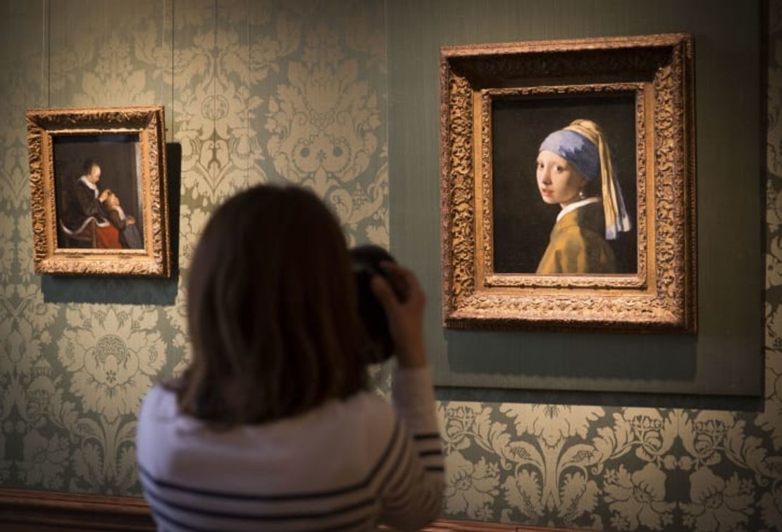 Un periodista toma una foto de "La joven de la perla" de Johannes Vermeer en el Museo Mauritshuis en La Haya, Países Bajos.