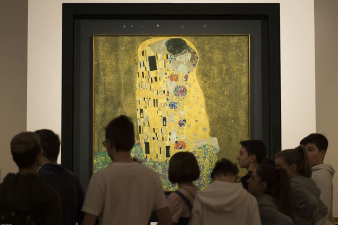 Visitantes admiran "El beso" de Gustav Klimt en el Belvedere Superior de Viena, Austria.