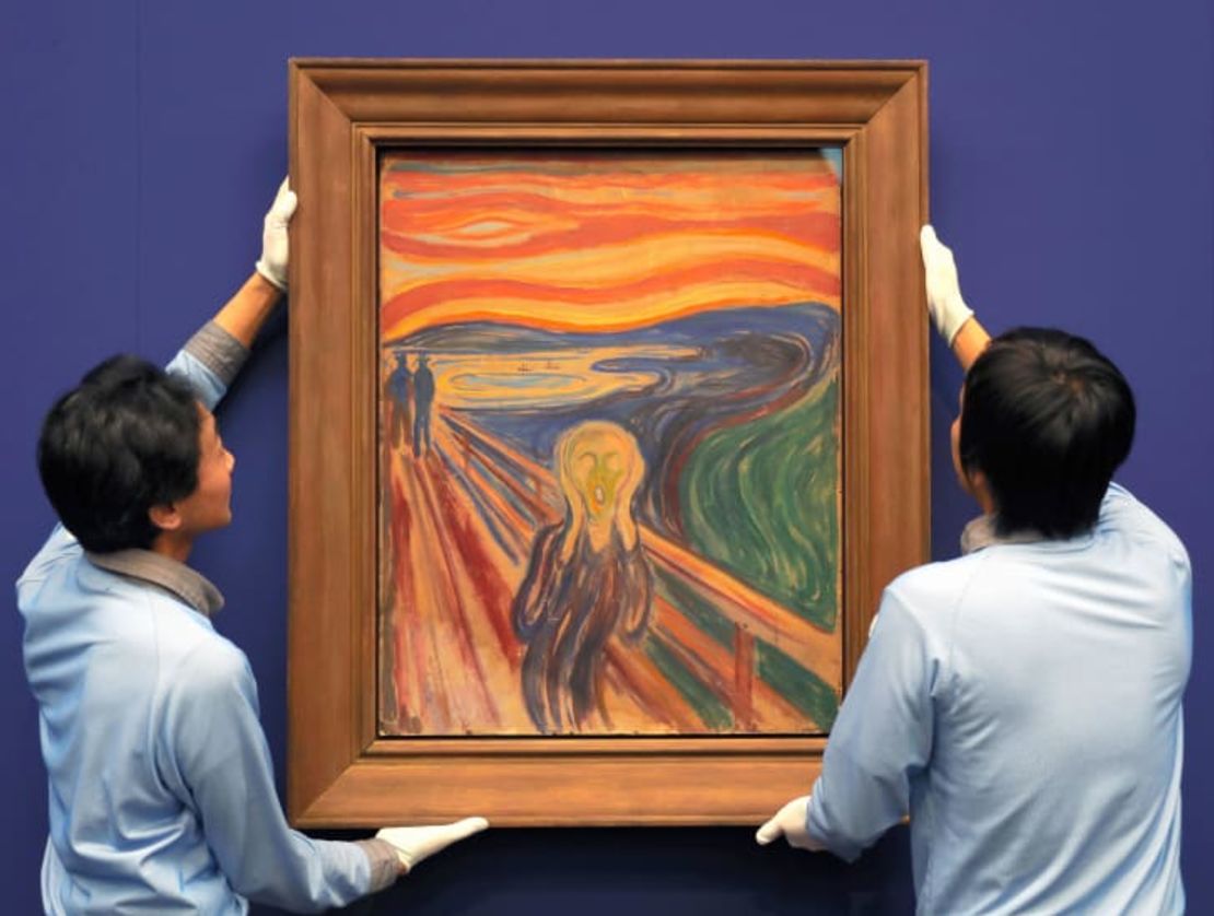 "El Grito" de Edvard Munch siendo instalado para una exposición especial en el Museo Metropolitano de Arte de Tokio.