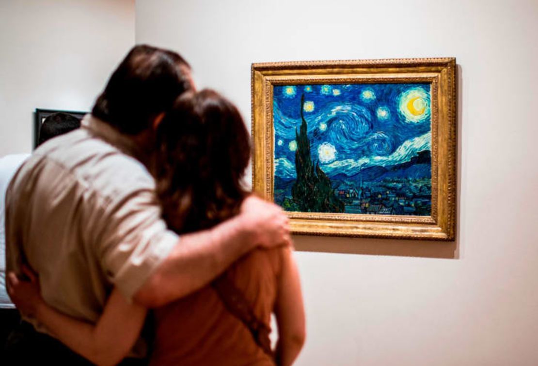 Turistas miran "La noche estrellada" de Vincent Van Gogh en el Museo de Arte Moderno de Nueva York.