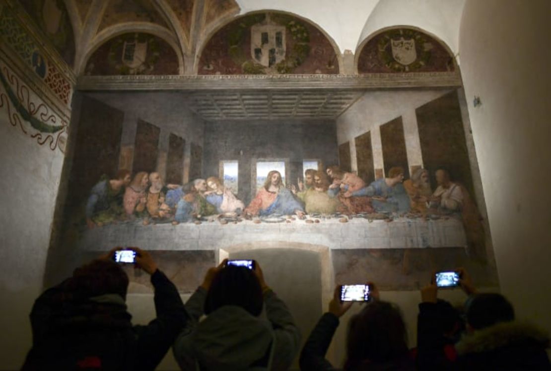 Visitantes toman fotos de "La Última Cena" ("Il Cenacolo o L'Ultima Cena") en el Convento de Santa Maria delle Grazie en Milán, Italia.