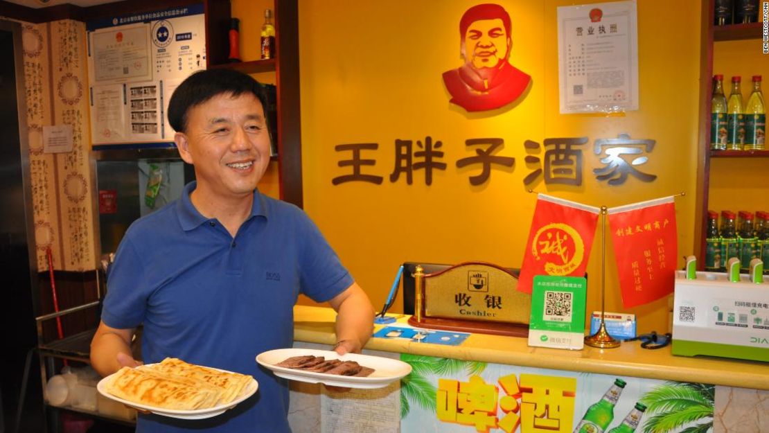 Wang Haibo, jefe regional de Fat Wang, con una muestra de los productos en la tienda de Beijing en septiembre.