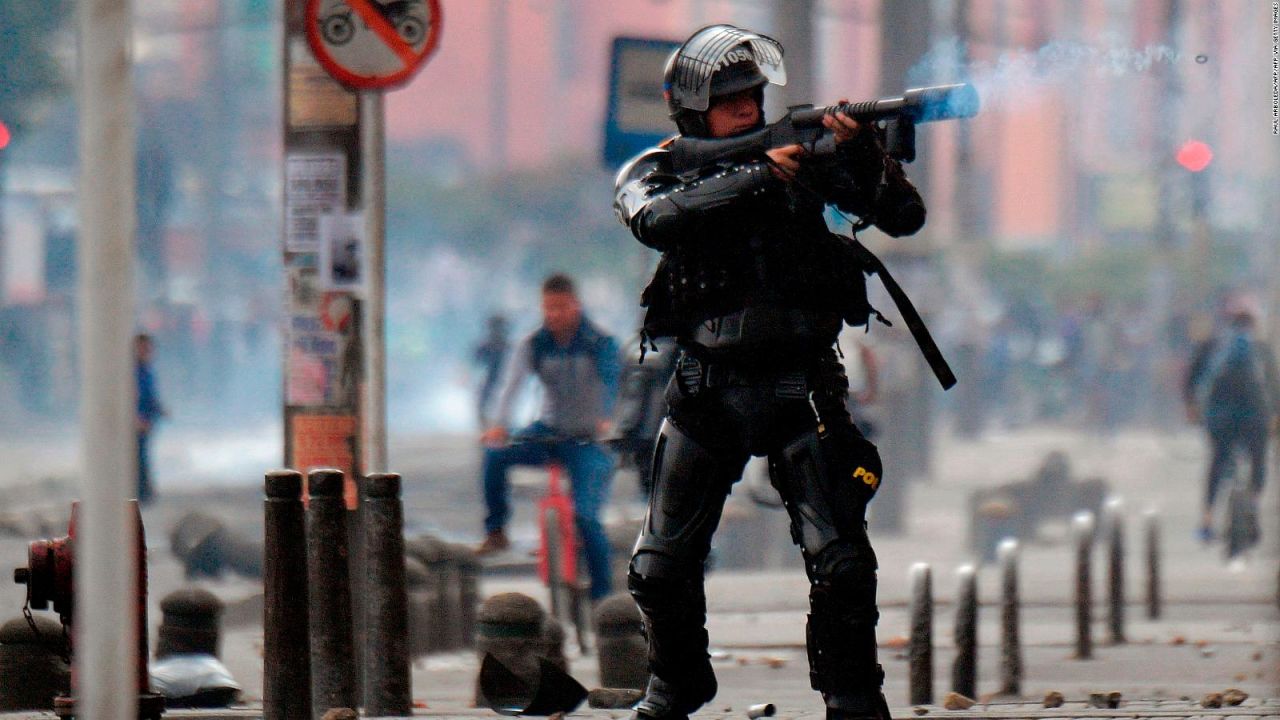 CNNE 735678 - toques de queda en bogota- hay policias y militares en las calles