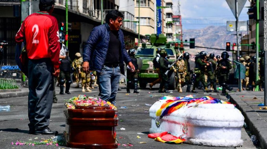 Los ataúdes de ocho víctimas fueron llevados desde El Alto a La Paz.