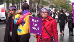 CNNE 735985 - salen a la calle en paris a protestar feminicidios