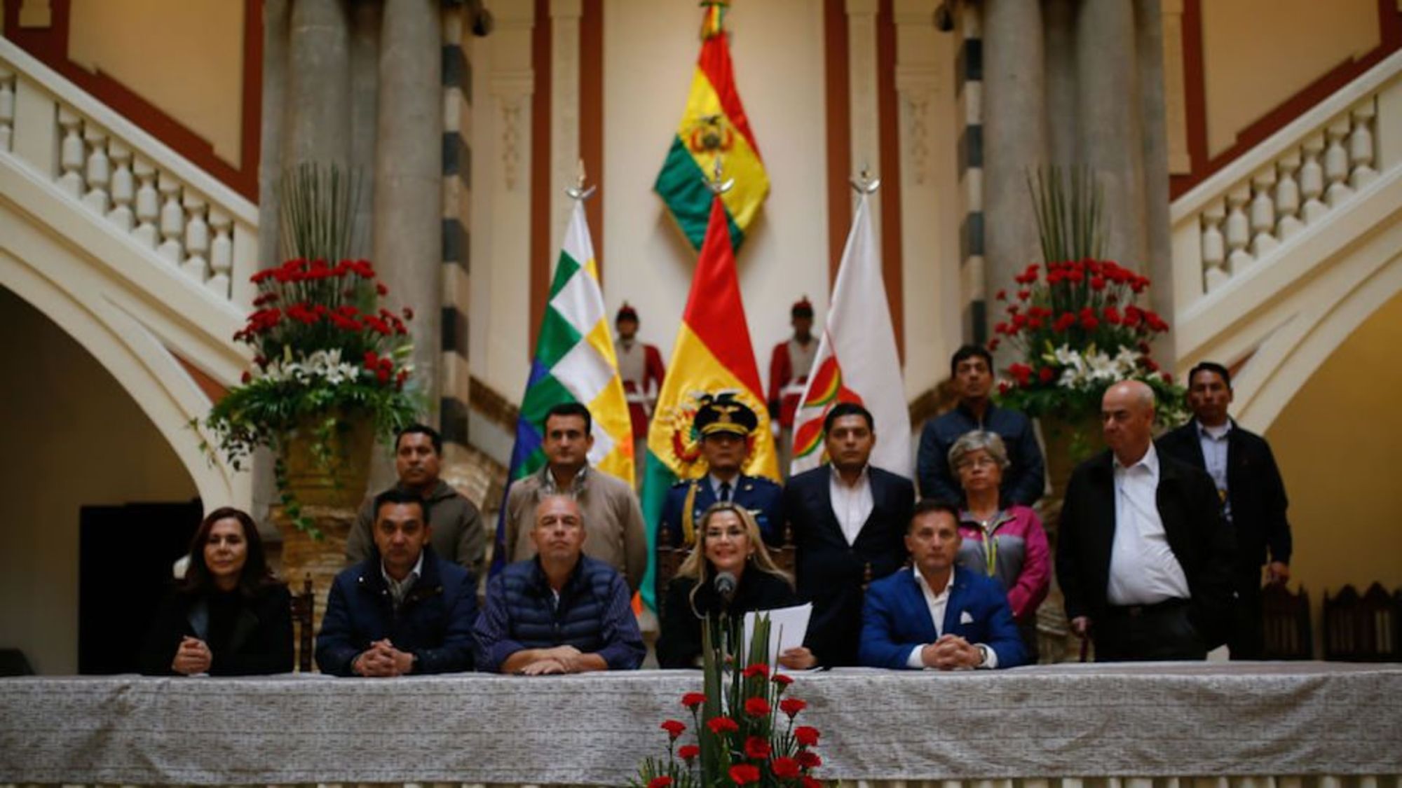 CNNE 736037 - bolivian lawmakers to agree on new elections