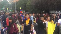 CNNE 736621 - miles de colombianos continuan protestando en las calles