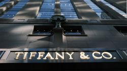 CNNE 736668 - breves economicas- lvmh compra tiffany and co-