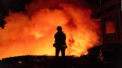 CNNE 736974 - un incendio forestal amenaza a santa barbara