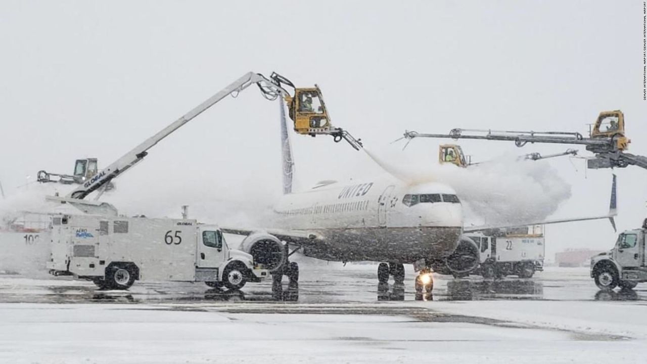 CNNE 737093 - la nieve afecta severamente el transporte