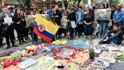 CNNE 737166 - colombia- protesta y homenaje por la muerte de dilan cruz
