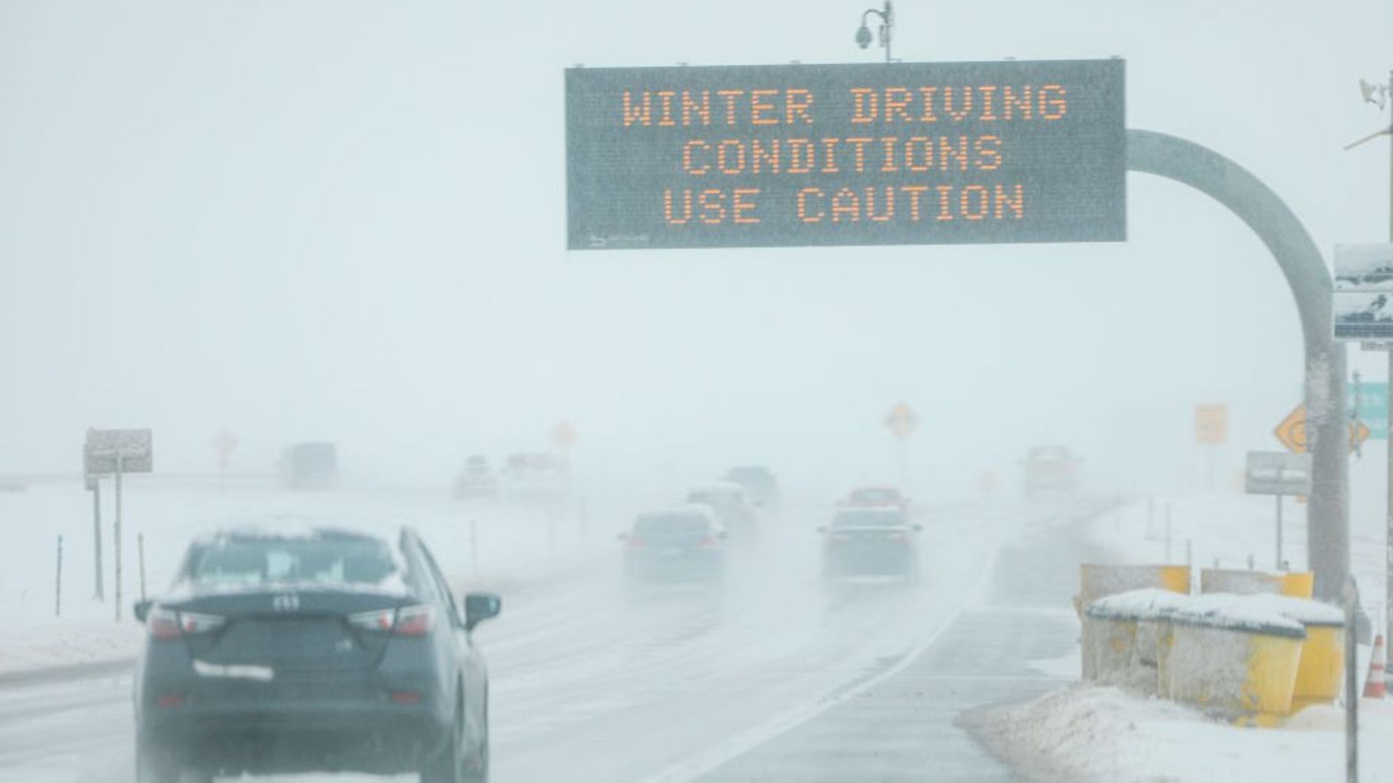 CNNE 737296 - late november storm system in denver area brings snow and snarls air traffic ahead of busy holiday travel days