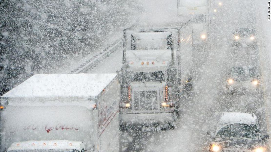 Los automovilistas desafían la nieve que cae mientras se dirigen hacia el sur por la Interestatal 81 cerca de Staunton, Virginia, el miércoles 26 de noviembre de 2014.