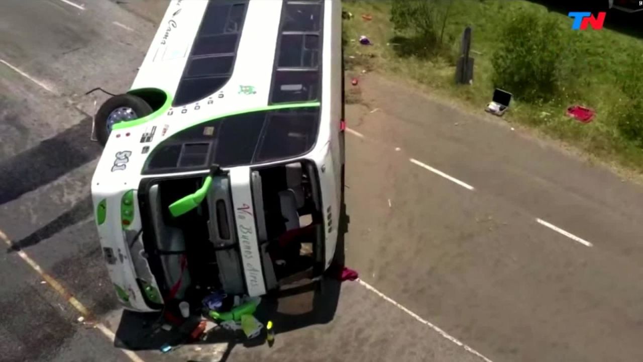 CNNE 738045 - accidente de bus deja dos muertos en argentina