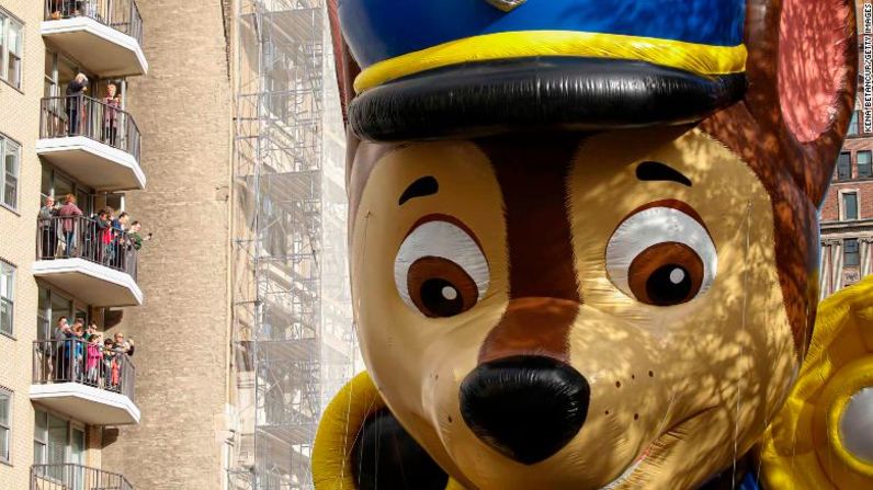 Un globo gigante de "PAW Patrol" se abre paso por la ruta del desfile.