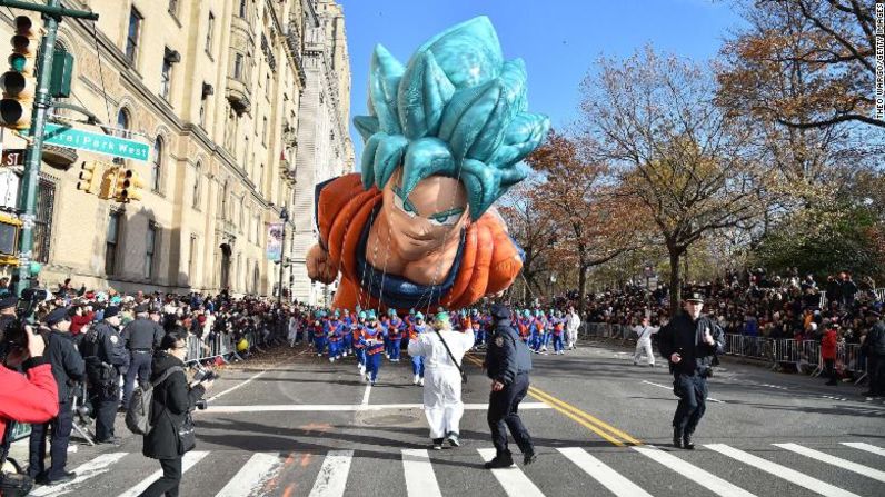 El personaje de "Dragon Ball" Goku hace su aparición en el desfile.