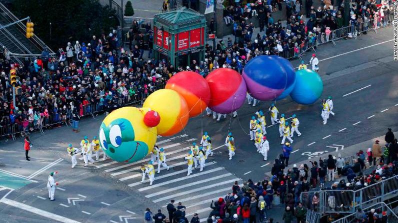 Un colorido globo de oruga flota durante el desfile.