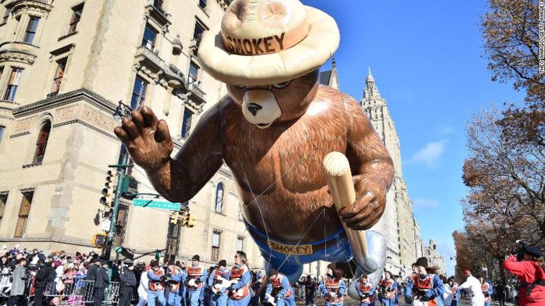 El globo de “Smokey the Bear” se inclina sobre los asistentes al evento.