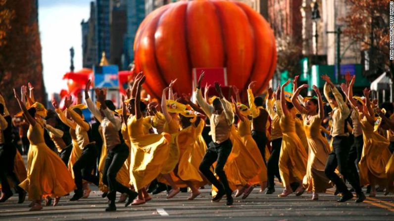 Bailarines durante el desfile.