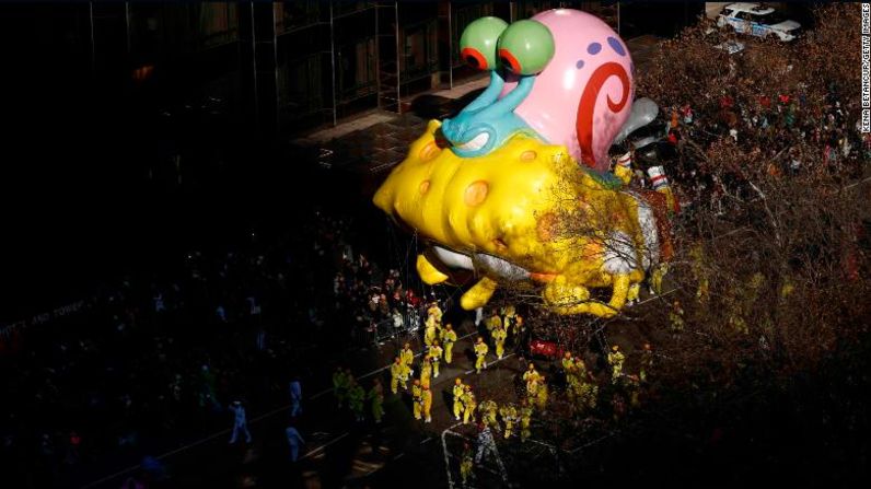 Un globo "Bob Esponja" atrapa un rayo de luz.