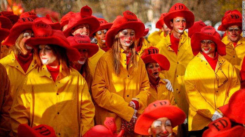 La gente se prepara antes del comienzo del desfile.